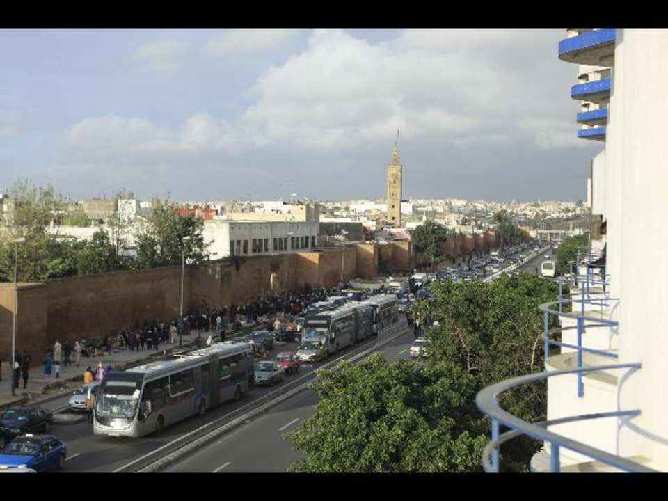 Die Hauptstrasse vorm Fenster Hotel Bouregreg