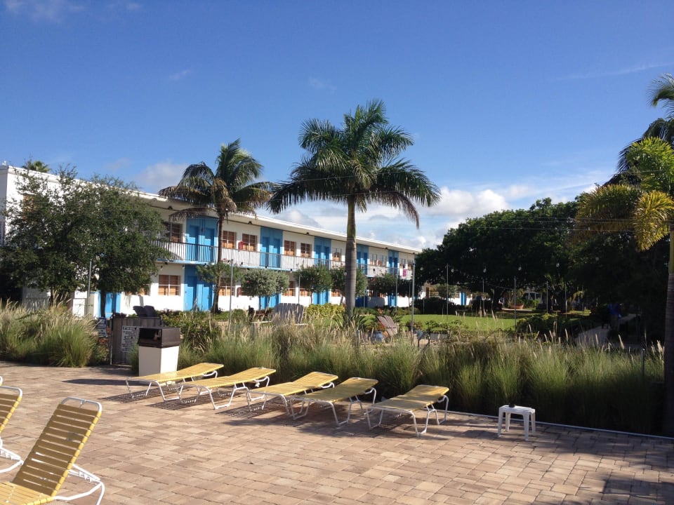 Blick vom Pool zu den Zimmern Postcard Inn on the Beach