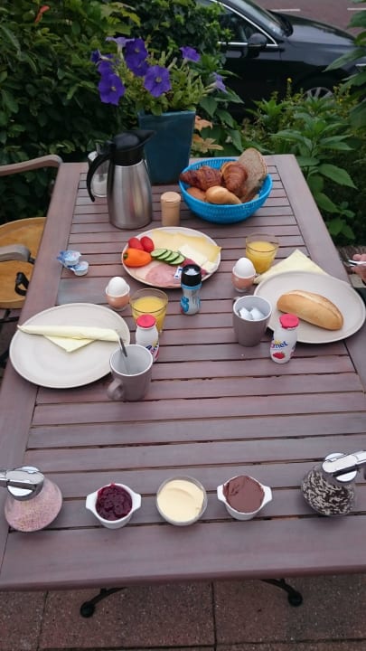 Frühstück auf der Terrasse Pension Corper