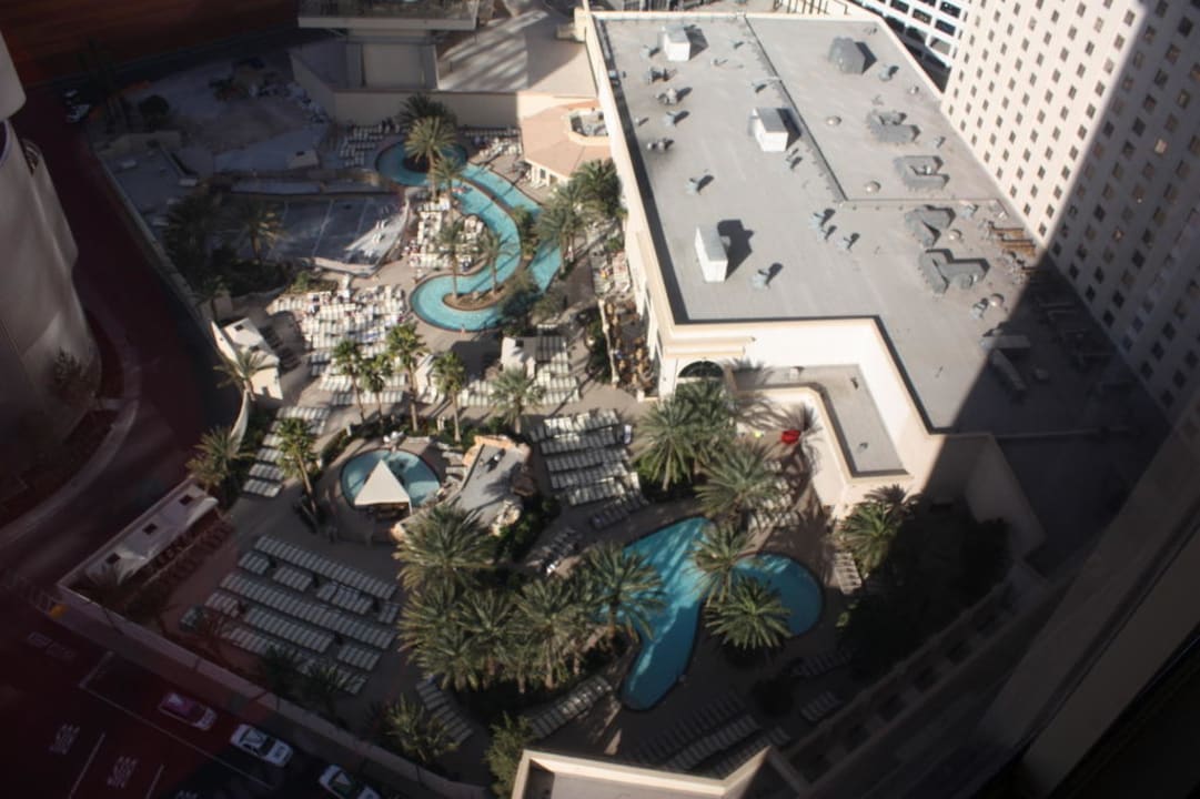 Blick aus der 27. Etage auf eine der Poolanlagen Park MGM Las Vegas