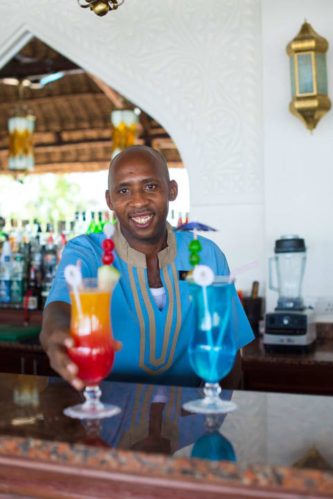Barman serving Cocktails Sea Cliff Resort & Spa