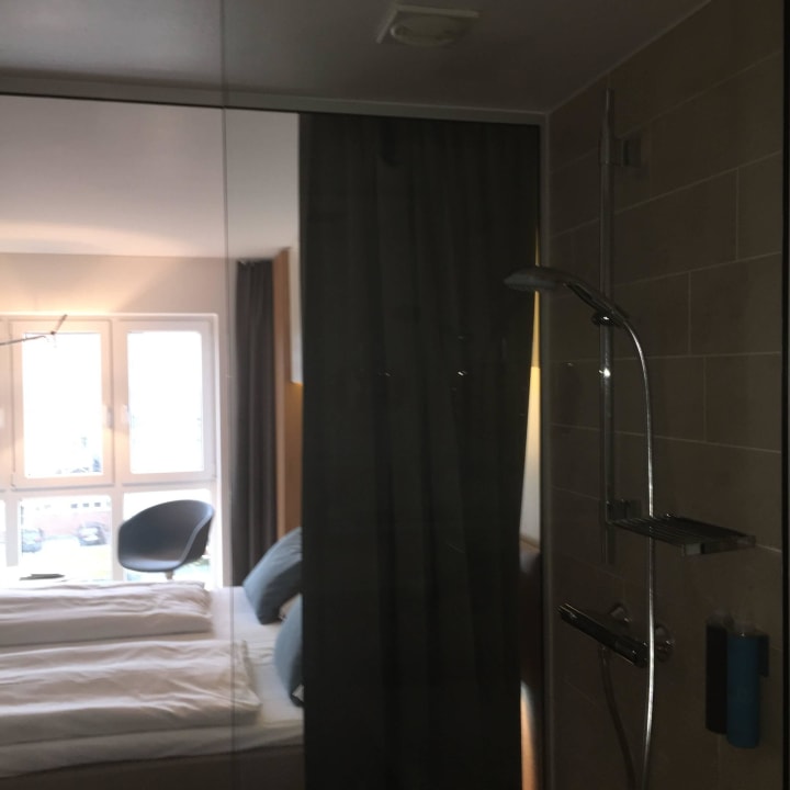 Blick von der Dusche bis auf das Meer Strandgut Resort