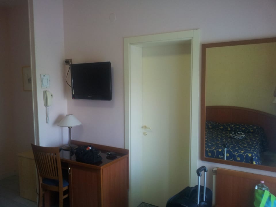 Zimmeransicht vom Bett aus Hotel Miramare