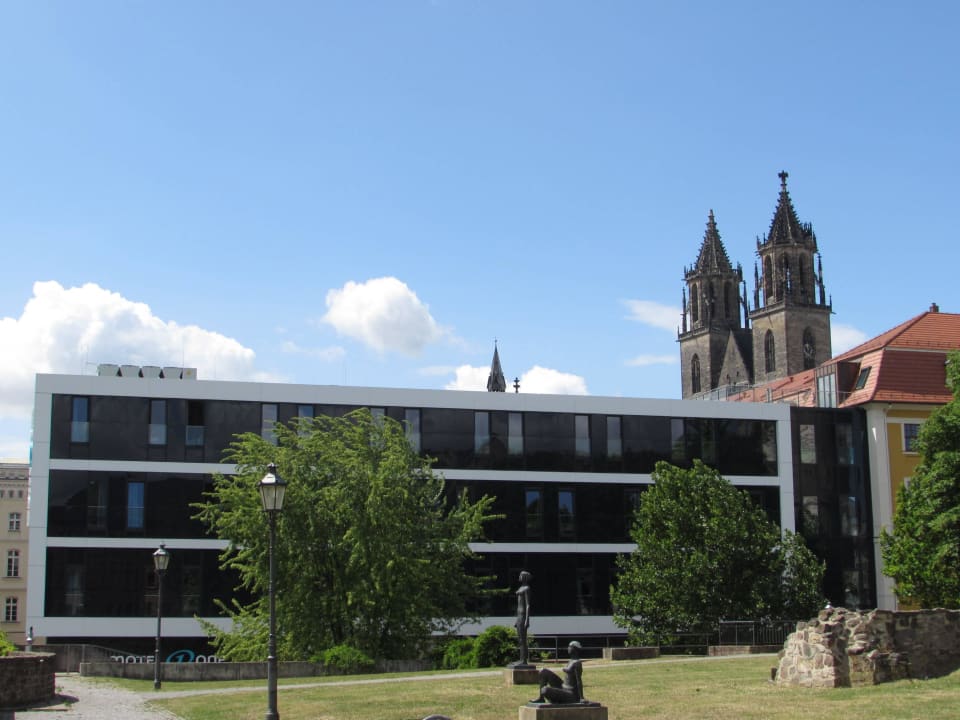 Neuer Teil des Hotels- Seitenansicht Motel One Magdeburg