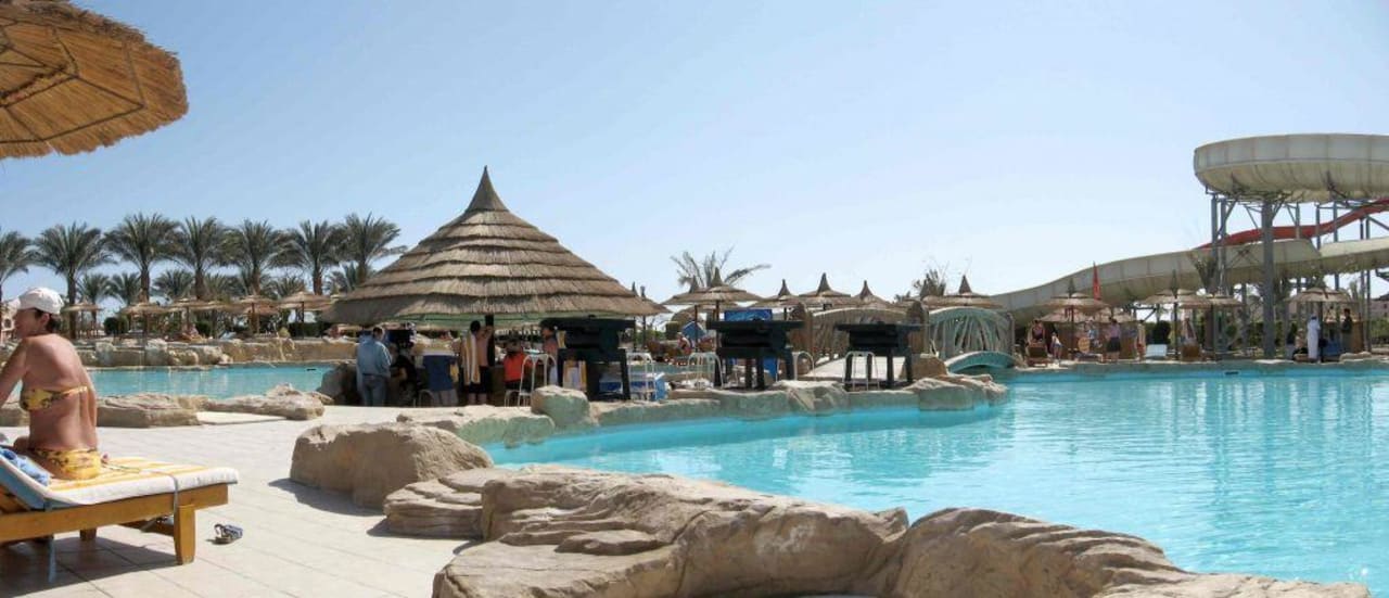 Poolbar im Gartenbereich Beach Albatros Resort