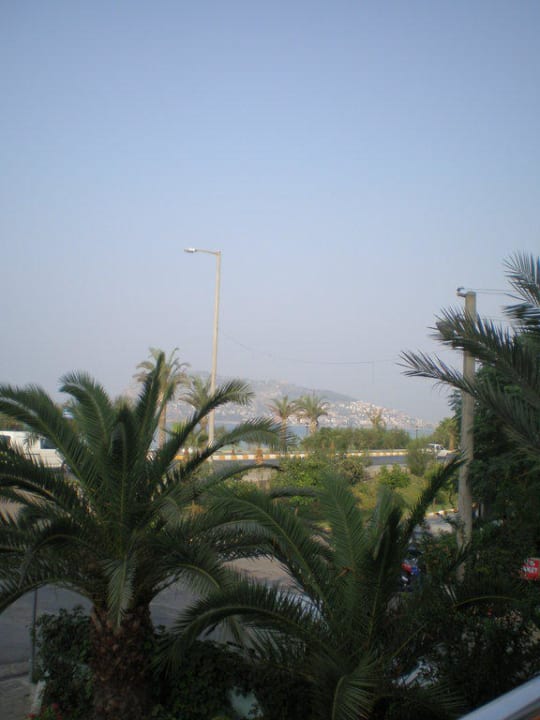 Ausblick von der Terrasse wo man Essen kann Blue Diamond Alya