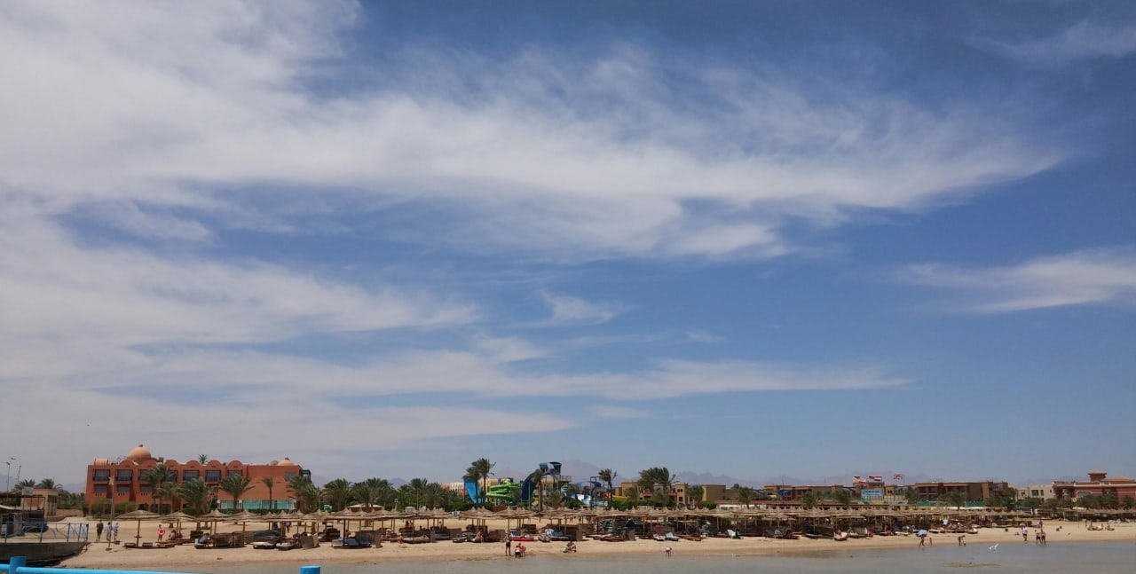 Blick von der Brücke zum Strand Titanic Beach Spa & Aqua Park