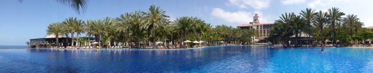 Panorama-Aufnahme des Pool Lago Lopesan Costa Meloneras, Resort & Spa