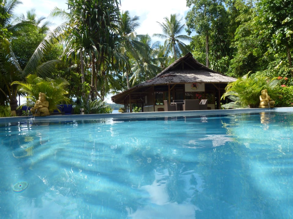 Im Hintergrund die Tauchbasis Cape Paperu Resort & Spa