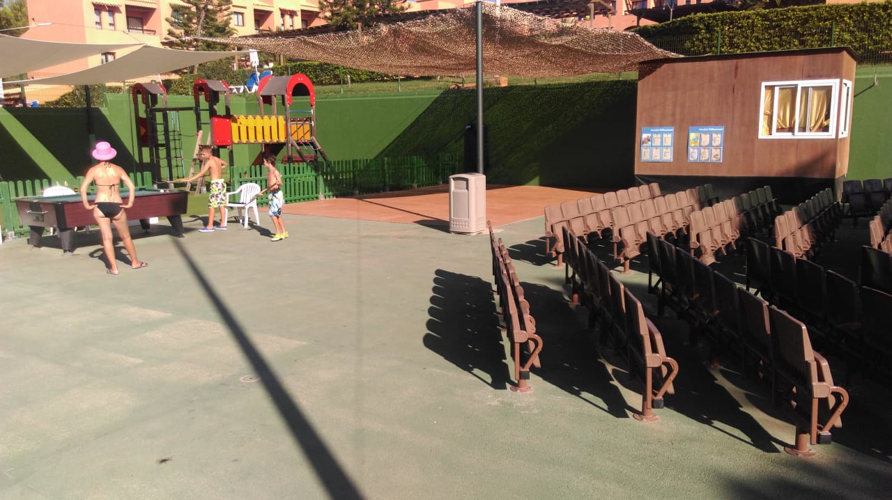 Nicht renoviert, Bühnenbereich. Nachts unbeleuchte Insotel Club Tarida Playa