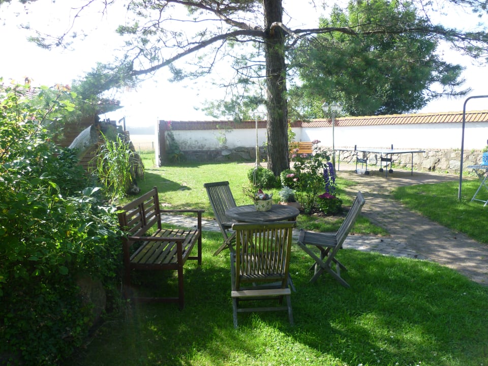 Garten Gutshaus Pension Poeler Findling