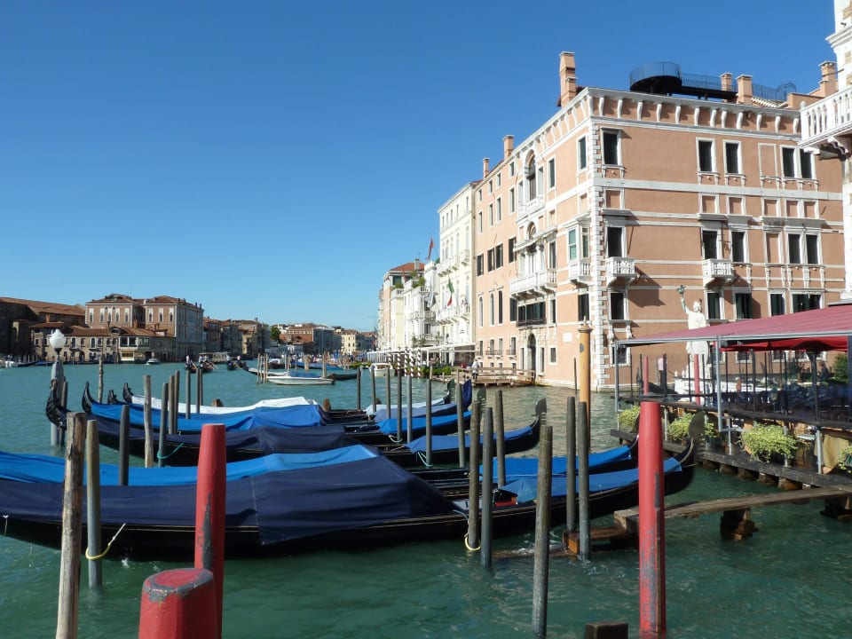 Blick vom Bootsanleger des Hotels Bauer Palazzo