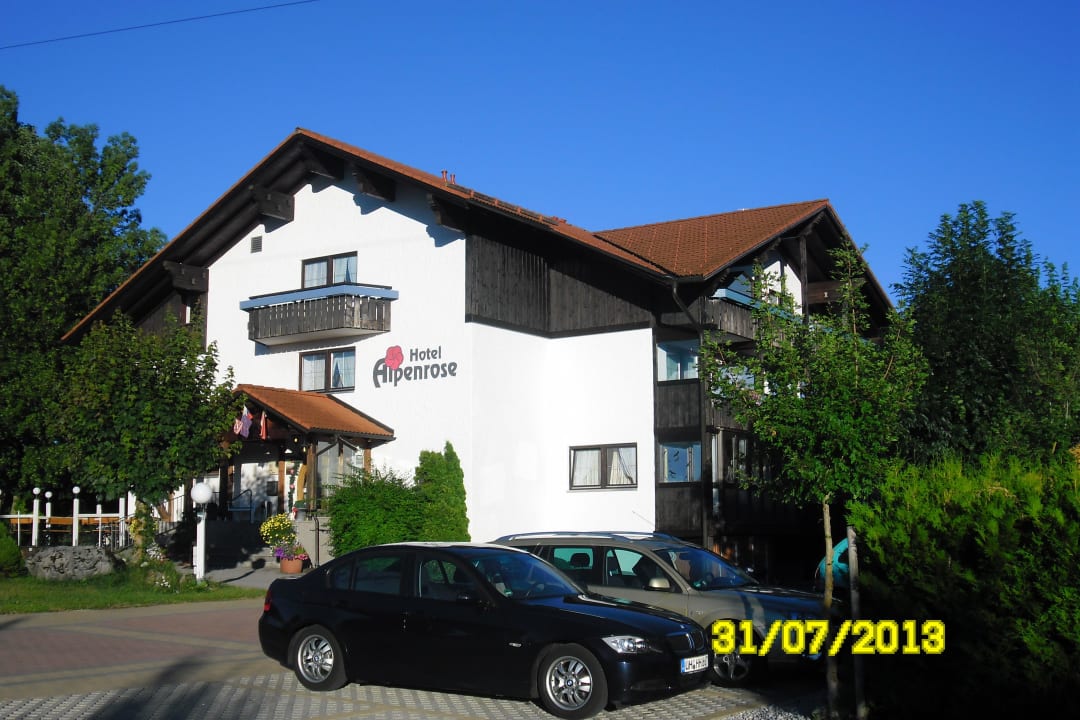 Vor dem Eingang AKZENT Haus Alpenrose