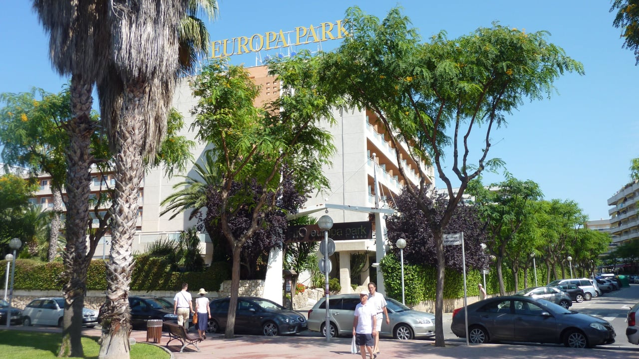 Ogród przed hotelem H10 Vintage Salou - Adults Only