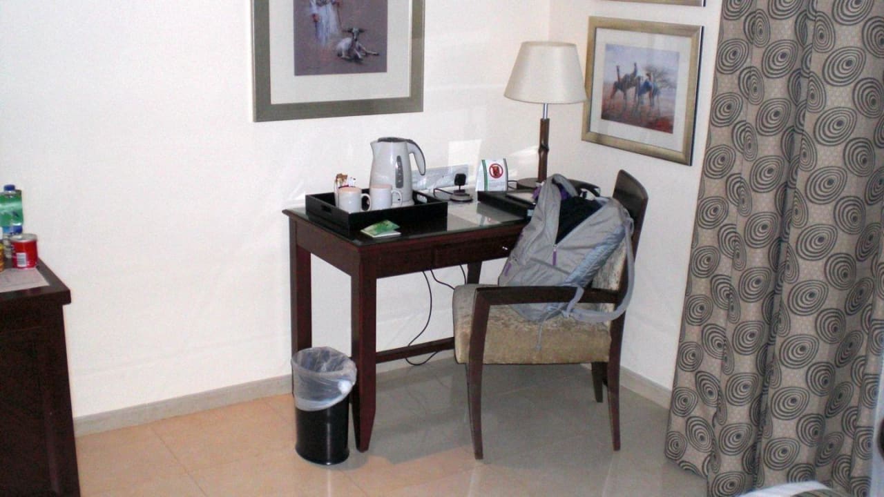 Schreibtisch mit Wasserkocher, Kaffee etc. Wyndham Garden Salalah Mirbat