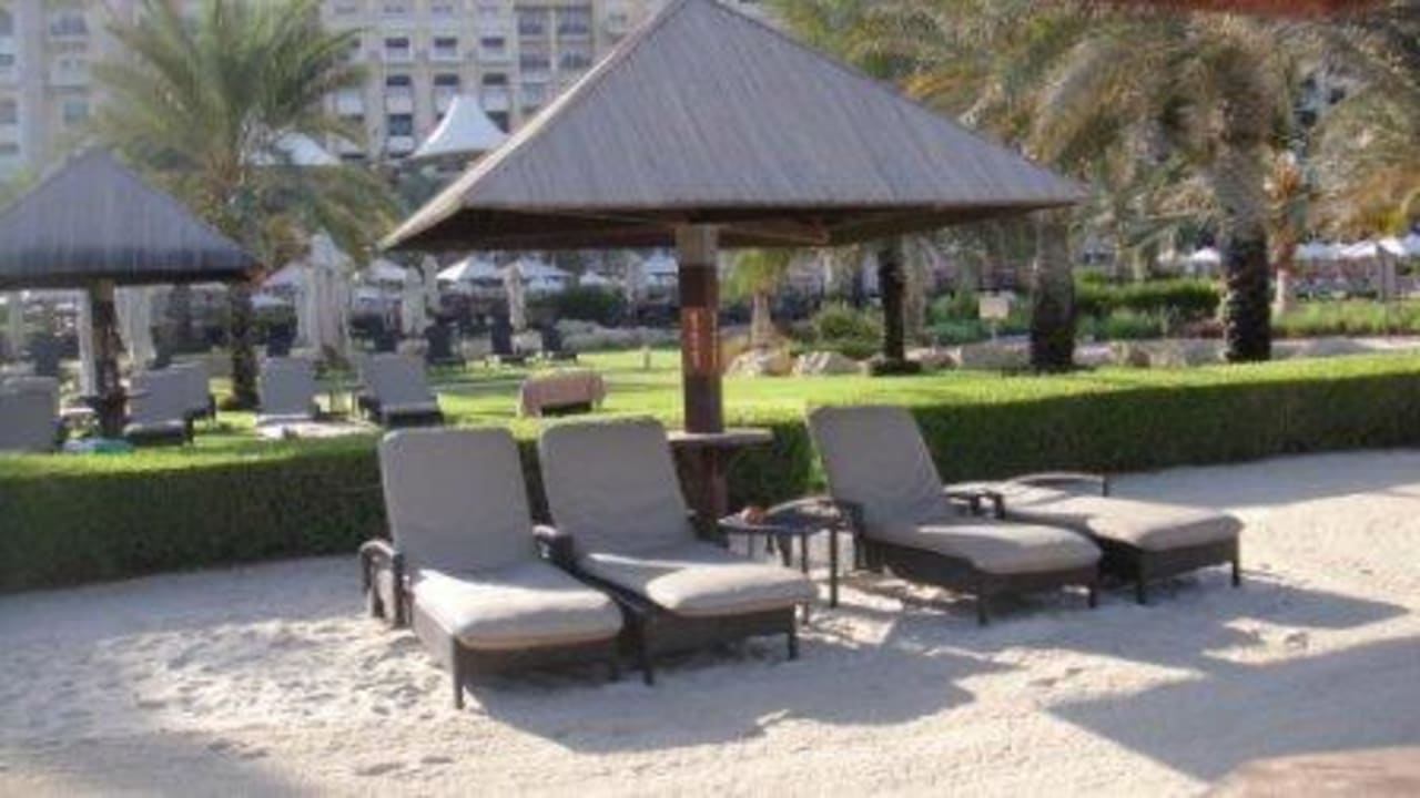 Sehr bequeme Strandliegen The Westin Dubai Mina Seyahi Beach Resort & Marina