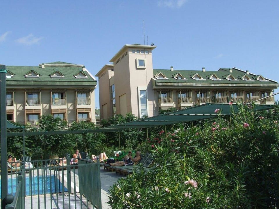 Blick vom Wasserrutschenpool auf das Hotel Can Garden Resort