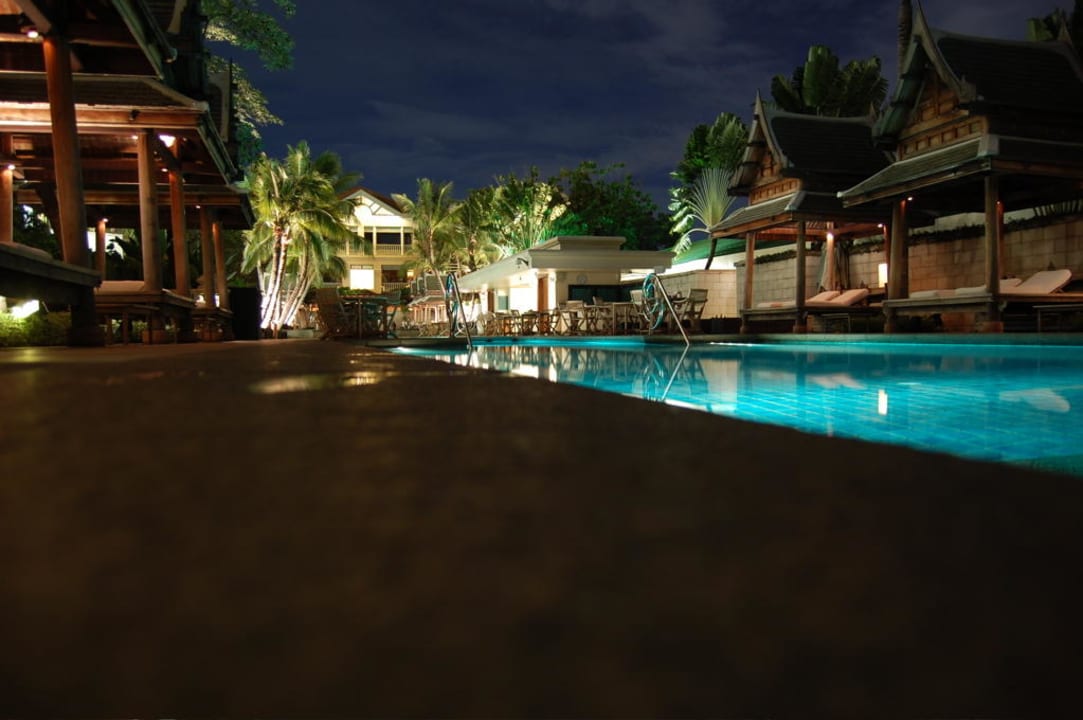 Pool bei nacht Hotel The Peninsula Bangkok