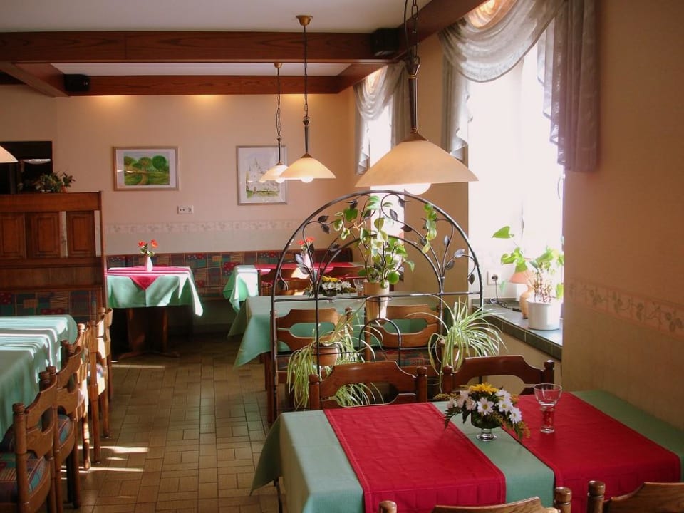 Unser gemütlich eingerichteter Gastraum Hotel Vulkan Stuben