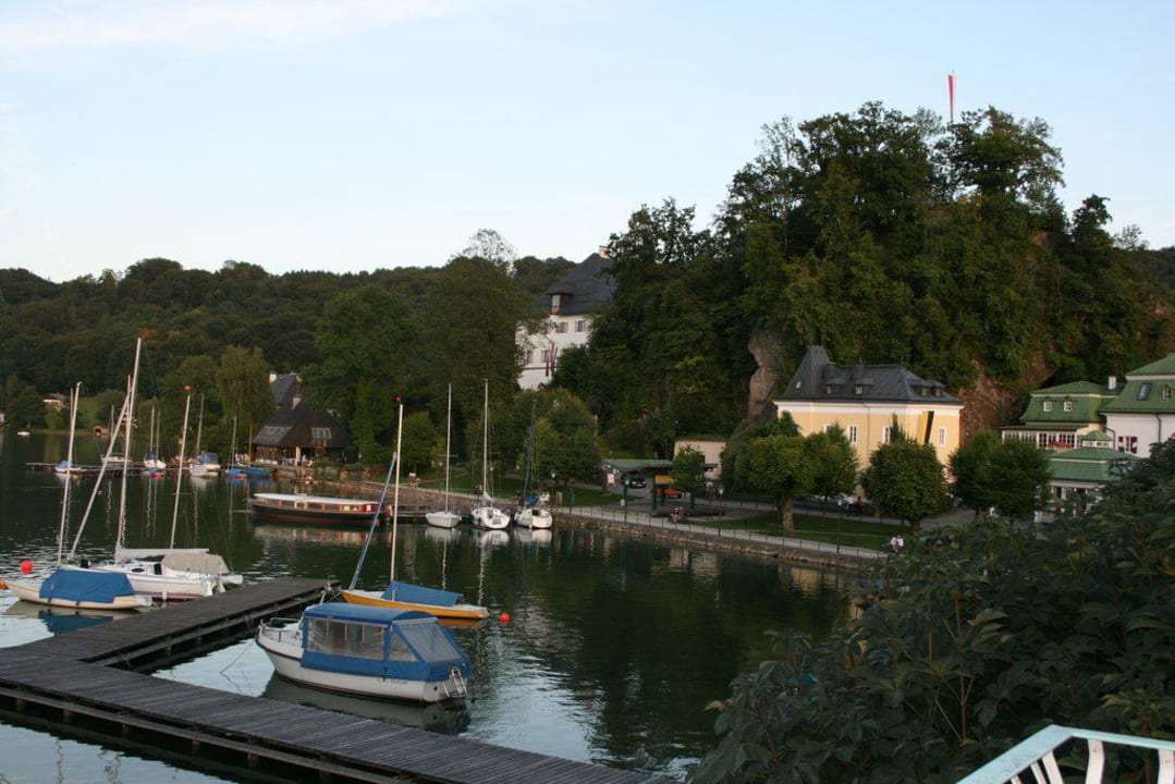 Blick zum Schloss Mattsee Seeside Hotel Seewirt Mattsee