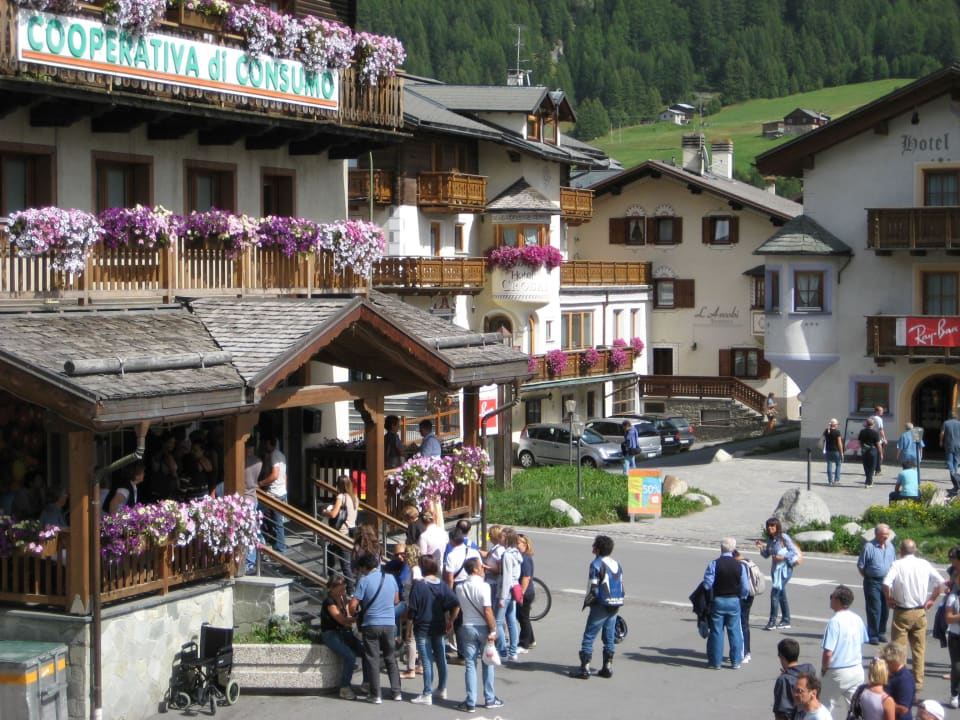 Blick vom Hotelzimmer auf's lebhafte Livigno Hotel Alp Wellness Mota