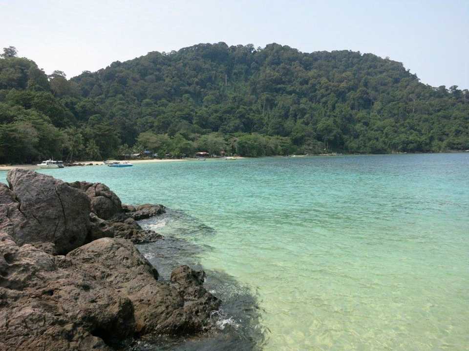 Blick vom Ende des Strandes aufs Hotel Tenggol Island Beach Resort