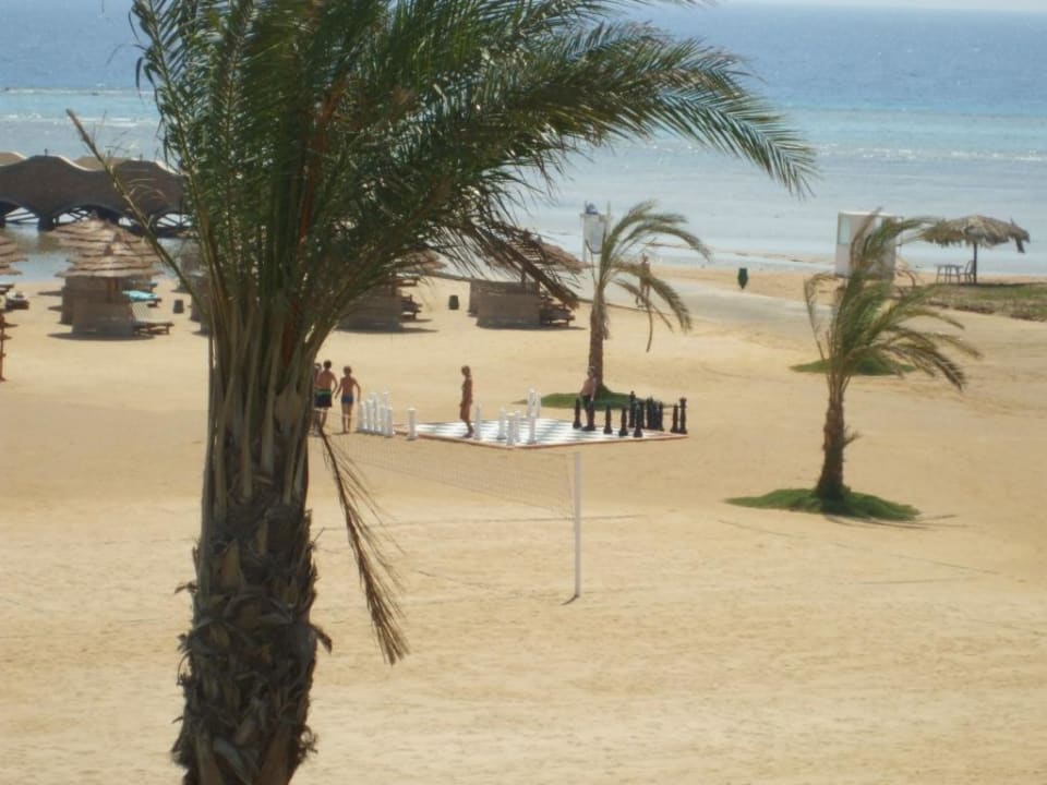 Plaża Titanic, w tle szachy Titanic Beach Spa & Aqua Park