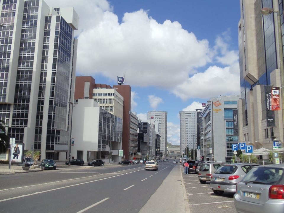 Улица Avenida José Malhoa, где расположен отель Novotel Lisboa