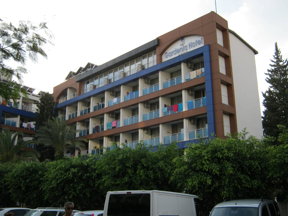 Das Hotel von der Seite  Gardenia Hotel