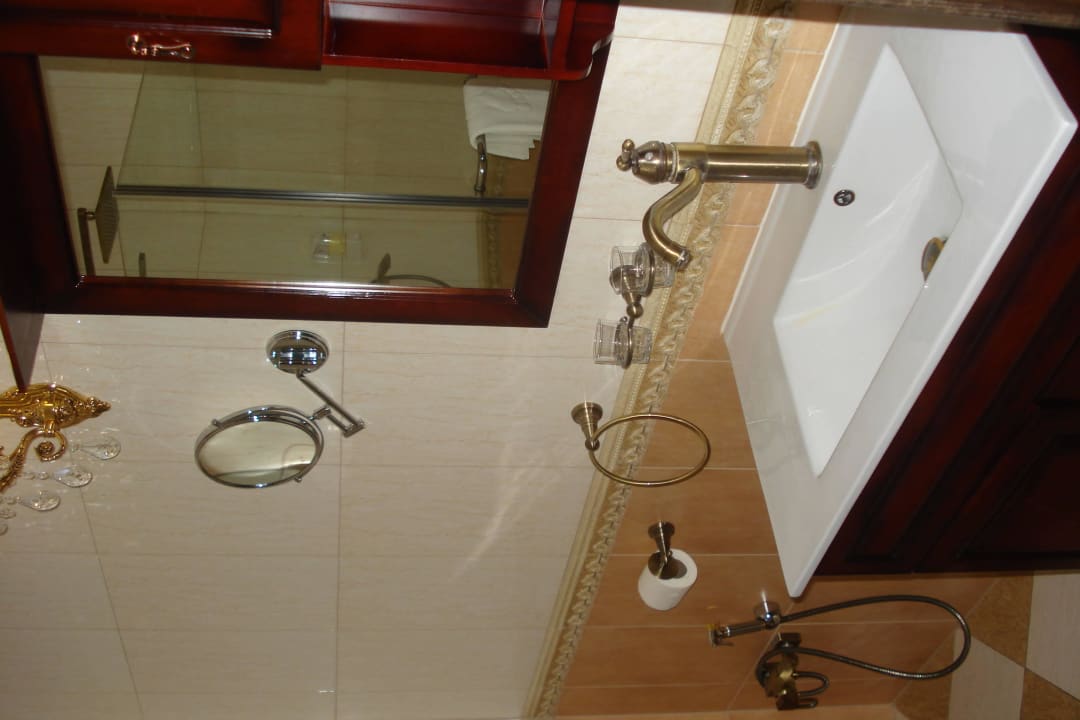 "Bad Waschtisch" Spa Hotel Zámek Lužec (Nejdek / Neudek) • HolidayCheck