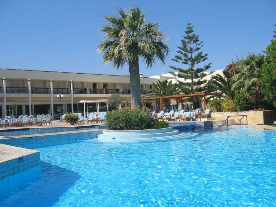 Pool vor dem Hauptgebäude Phãea Cretan Malia