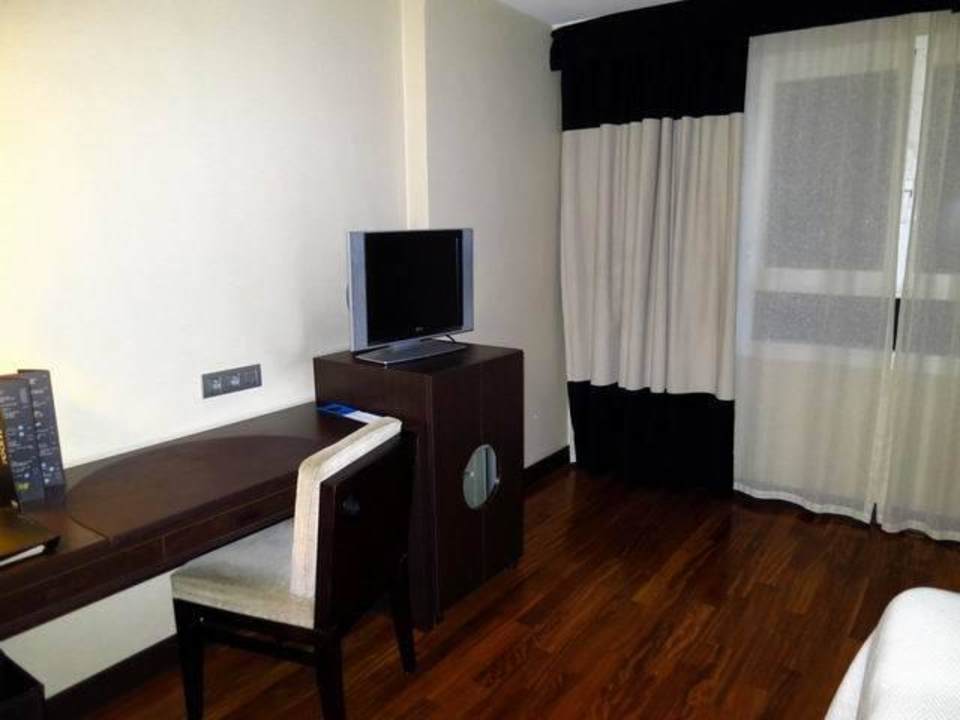 Innenraum – Zimmerbereich- Schlafraum NH Canciller Ayala Vitoria