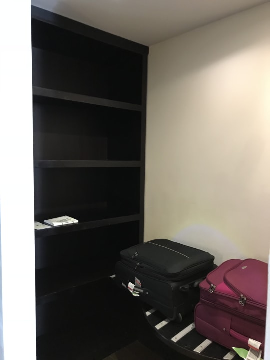 Kleiderschrank mit Ablagen. Crystals Beach Resort Belle Mare, a member of Radisson Individuals