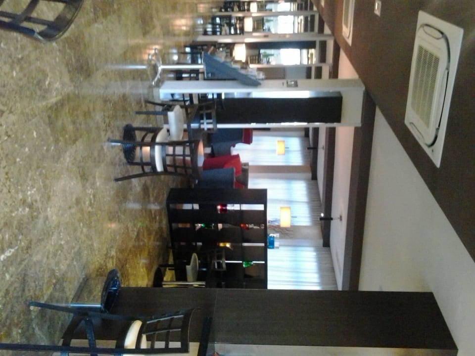 Bar koło hotelowego lobby Hotel Puerta de Toledo