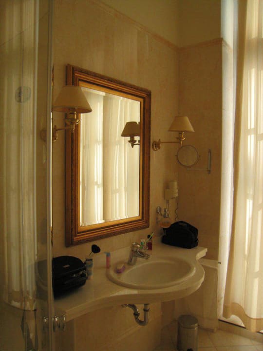 Blick ins Badezimmer Victor's Residenz Hotel Leipzig