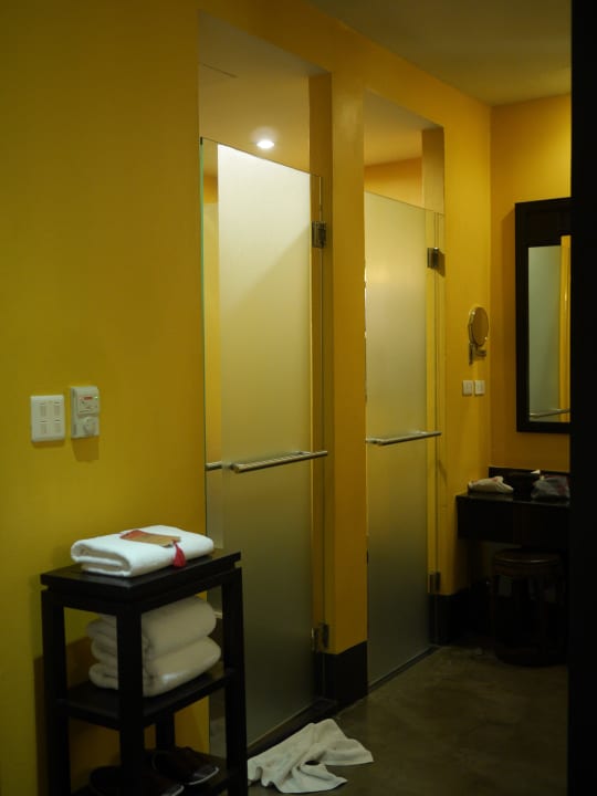 Toilette und Dusche in der Suite Shanghai Mansion Bangkok