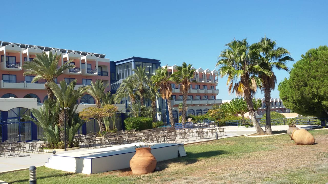 Rückseite mit Aussenterasse Kresten Palace Hotel