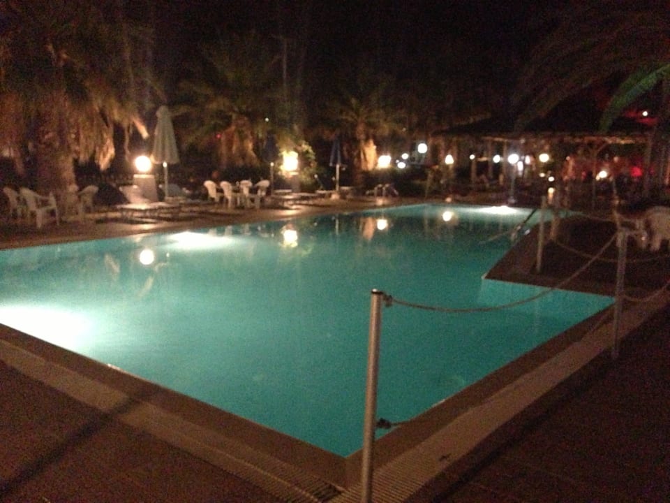 Pool bei Nacht Hotel Rihios