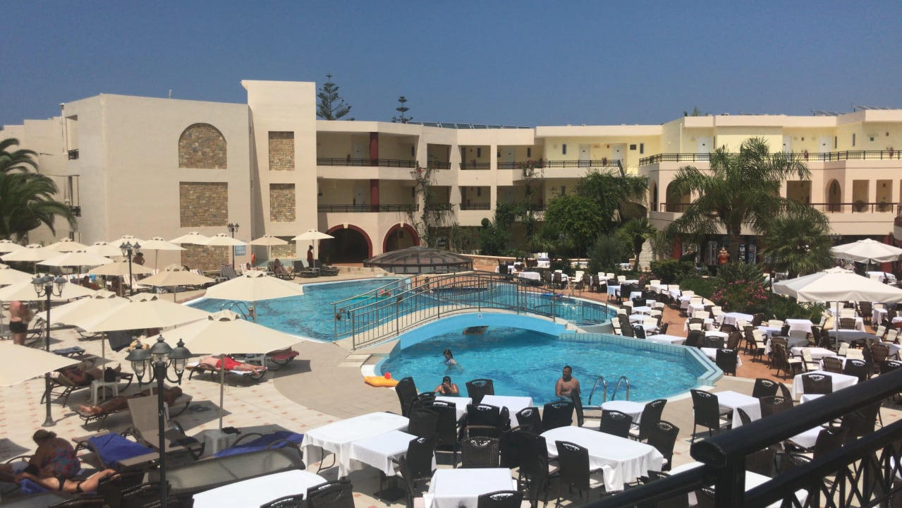 Pool Vantaris Palace