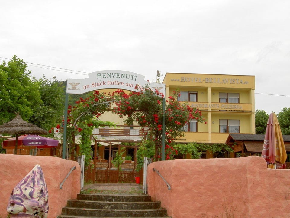 Die Aussenanlage zur Rheinseite Hotel Bellavista