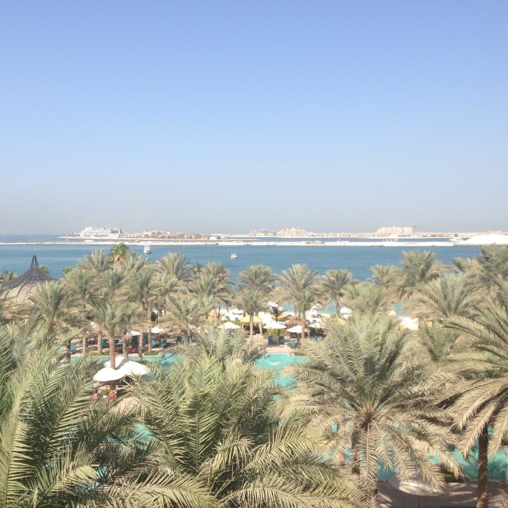 Ausblick auf Pool und Meer mit vorgelagerter Palm  One&Only Royal Mirage Resort Dubai at Jumeirah Beach