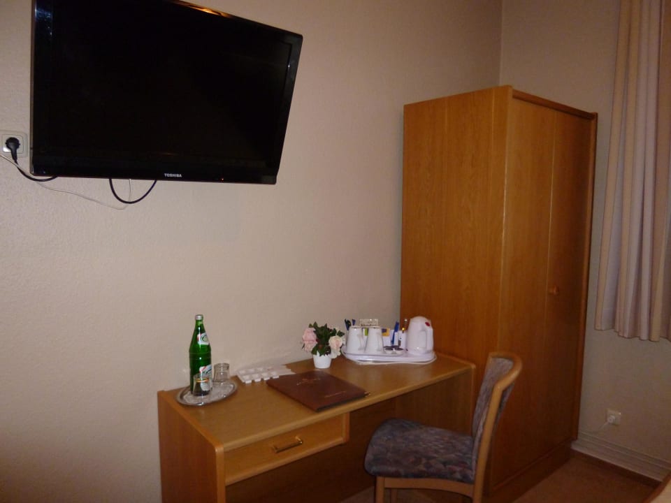 Schreibtisch mit Wasserkocher und großem TV Hotel Goldene Krone