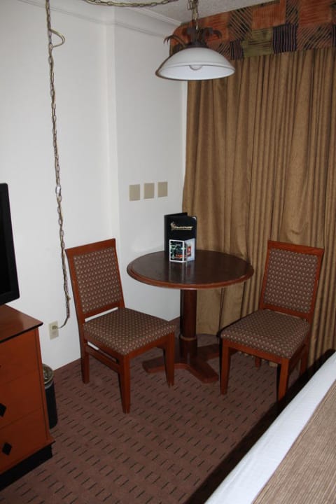 Sitzecke mit Infomappe auf dem Tisch The STRAT Hotel, Casino and SkyPod