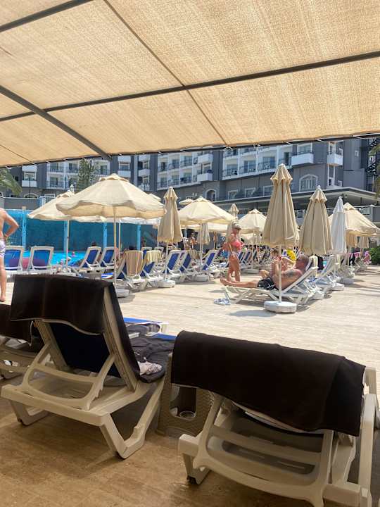 Strand Serenis Hotel