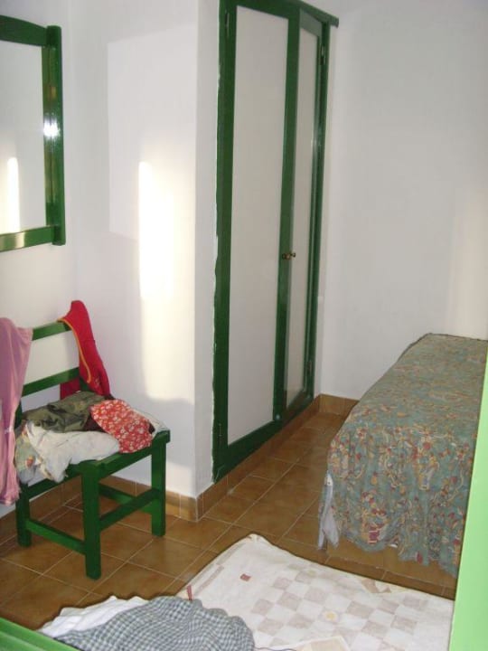 Schrank im Schlafzimmer Canary Garden Club