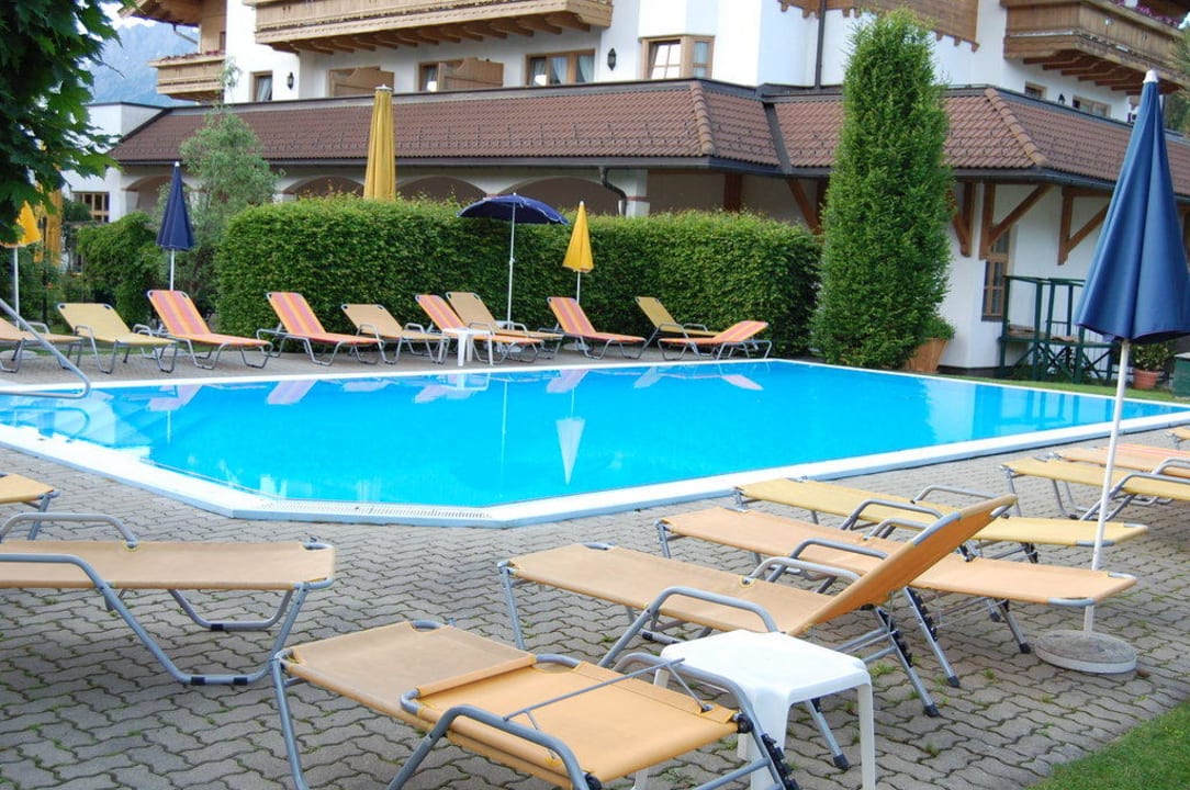 Außenpool im Innenhof Lisi Family Hotel Reith bei Kitzbühel