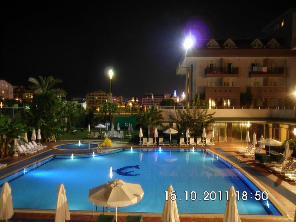 Relaxpool am Abend Hane Family Resort