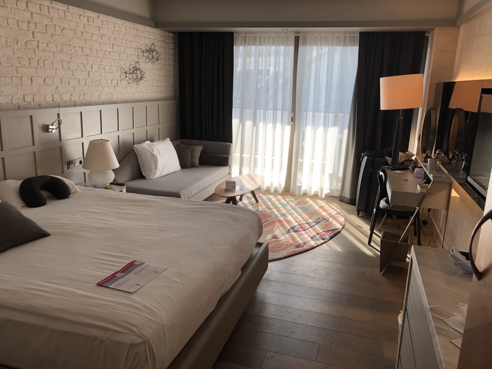Zimmer Acanthus Cennet Barut Collection