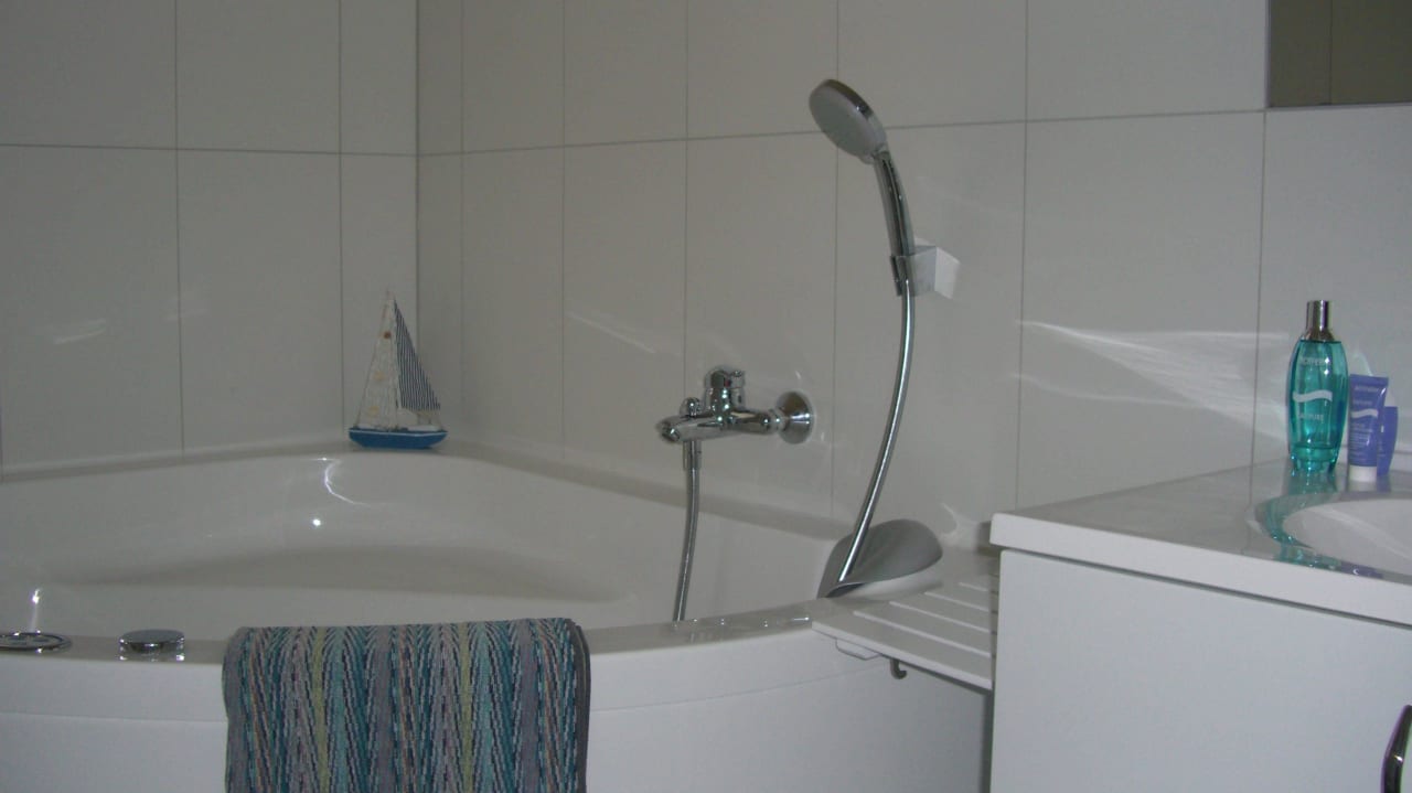 Badezimmer mit Dusche, Whirlpool und Fenster Ferienwohnung Kleine Brise