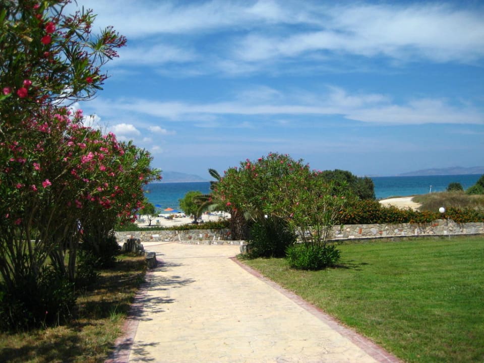 Hotelanlage/ Garten mit Blick zum Strand Euro Village Achilleas Hotel
